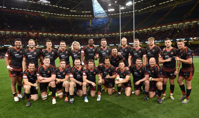 coleggwent's tweet photo. Congratulations to @dragonsrugby who claimed their first Judgement Day win over @scarlets_rugby last weekend! Coleg Gwent mascot, Finley Wardman &amp; ex #ColegGwent student/Dragons Captain, Elliot Dee proved to be a winning combination 🏉👏🏼 https://t.co/kUtwB1kGgV #JDVII https://t.co/9EyFOuBxgZ