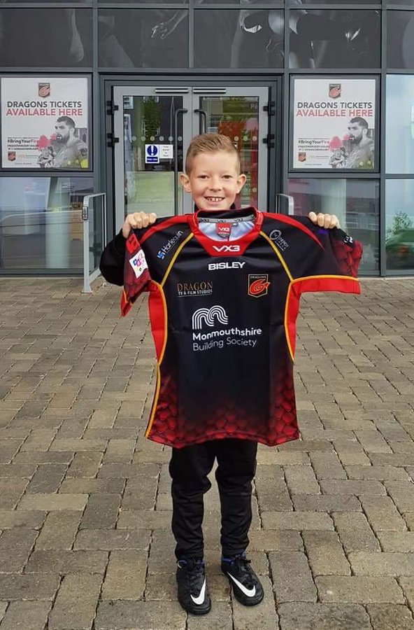 coleggwent's tweet photo. Congratulations to @dragonsrugby who claimed their first Judgement Day win over @scarlets_rugby last weekend! Coleg Gwent mascot, Finley Wardman &amp; ex #ColegGwent student/Dragons Captain, Elliot Dee proved to be a winning combination 🏉👏🏼 https://t.co/kUtwB1kGgV #JDVII https://t.co/9EyFOuBxgZ