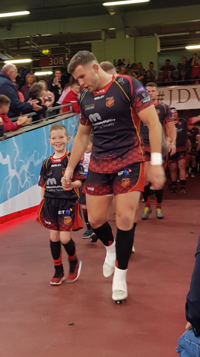 coleggwent's tweet photo. Congratulations to @dragonsrugby who claimed their first Judgement Day win over @scarlets_rugby last weekend! Coleg Gwent mascot, Finley Wardman &amp; ex #ColegGwent student/Dragons Captain, Elliot Dee proved to be a winning combination 🏉👏🏼 https://t.co/kUtwB1kGgV #JDVII https://t.co/9EyFOuBxgZ