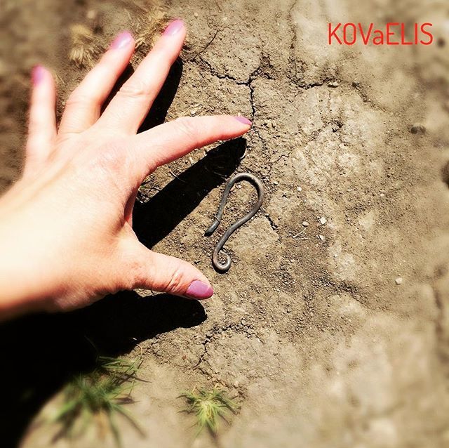 Kovaelis's tweet photo. Walking with my dog 🐕 I’ve found this “component” and I was wondering who could wear an earring of this size? A horse? 😁
~~~~~~~~~~~~~
Procházejíce se se svou hafinou 🐕 jsem našla tento “komponent” a zajímalo by mne kdo by mohl nosit náušnici této ve… https://t.co/e61XpZU4k6 https://t.co/HFJzwPjE1E