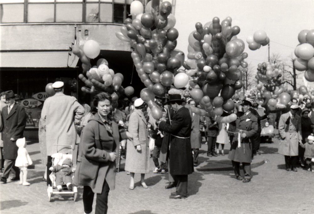 lasipalatsi's tweet photo. Ilmapallon myyjiä vappuna #Lasipalatsi’n nurkalla.
Kuvalähde: Lumijärvi Rauno
Tekijä: Rauno Lumijärvi
Kuvausaika: 1959 
#vappu #helsinki 
https://t.co/gkZuyZkgmI https://t.co/m6QmpAL04s