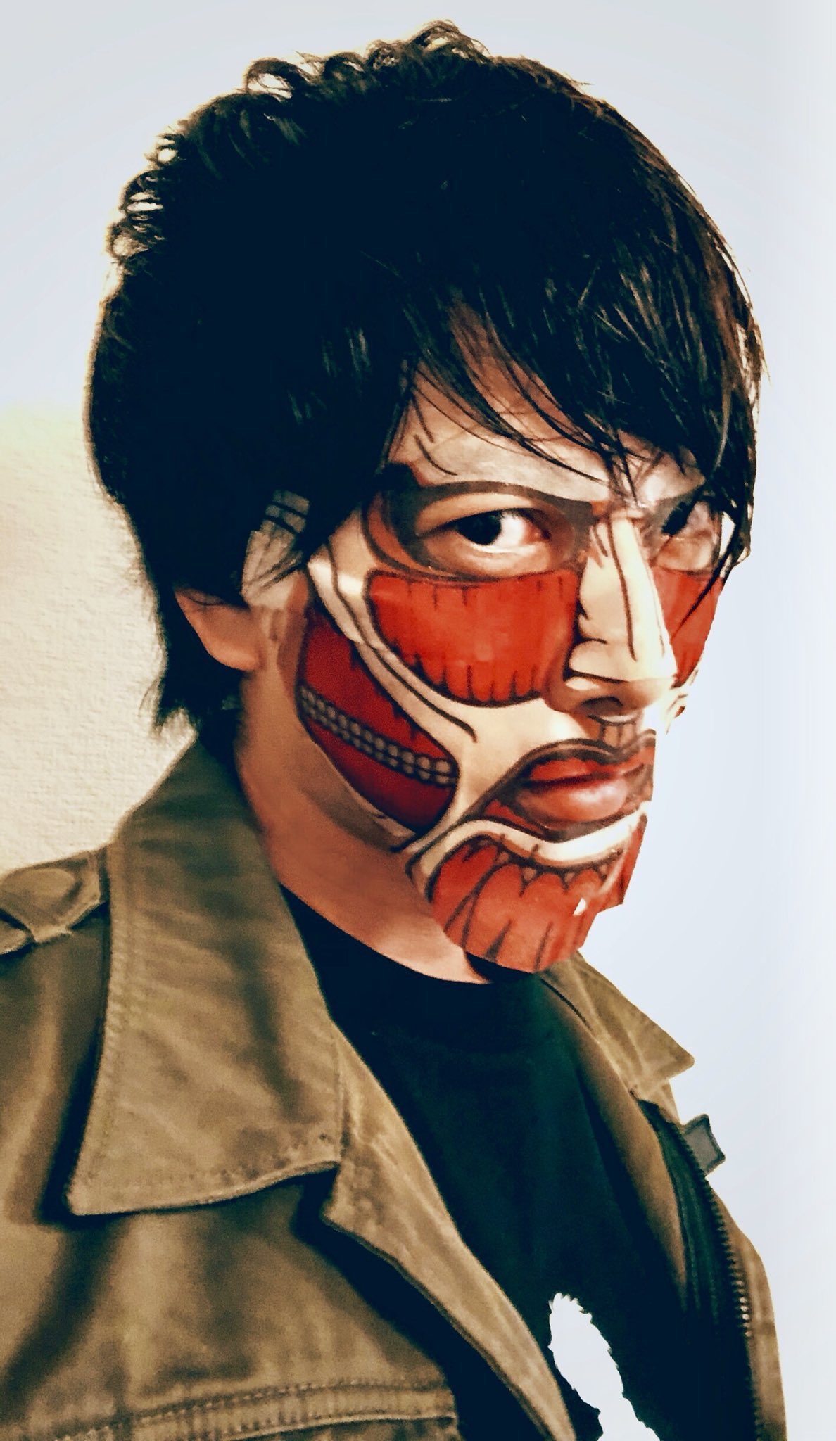 橋詰知久 声優 ナレーター この祭りのノリなら上げれる 超大型巨人のマスクのngショット 本編オンエア時には気持ち的にこれアカンやろ思ったけど 何か芸人さんの ニヲイを漂わせてしまったこの写真を アングルが違うだけなのに 超大型巨人 見方次第