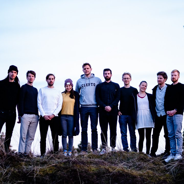 Homevoice, das sind: Marjan, Max, Felix, Christopher, Alex, Florian, Lisa, Adrijan, Alexandra und Leo. Uns verbinden gemeinsame Werte und der aufrichtige Wunsch die Art und Weise wie Menschen miteinander umgehen, Tag für Tag zu verbessern um mehr Glück in die Welt zu tragen.