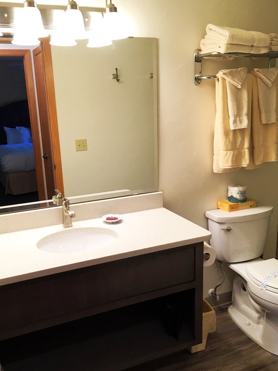 ShallowsResort's tweet image. We recently completed some updates to our Gatehouse Suites! Lower units will be ready for the 2019 season. Upper units will be ready for the 2020 season. 

#booknow #doorcounty #wisconsin #vacation #travel #hotel #resort #traveltuesday