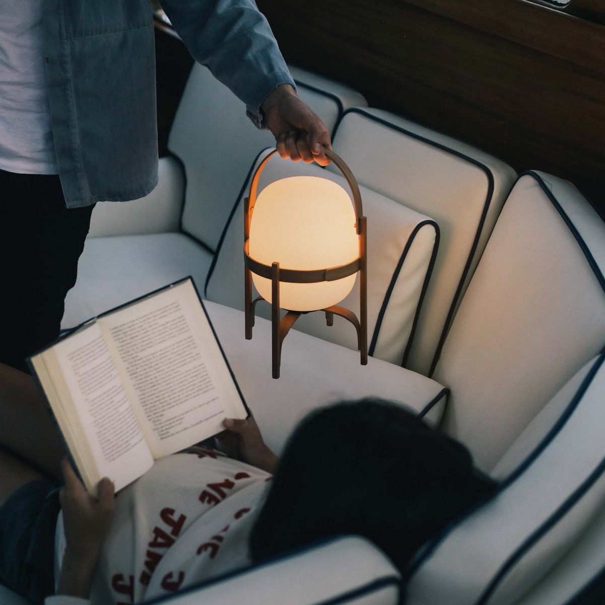 This portable addition to the iconic Cesta family from <a href="/santacole/">Santa & Cole</a> embodies Miguel Milá’s overarching goal from 1962; which encouraged freedom of movement in design objects. Discover more &gt;&gt; bit.ly/2XOPqhI