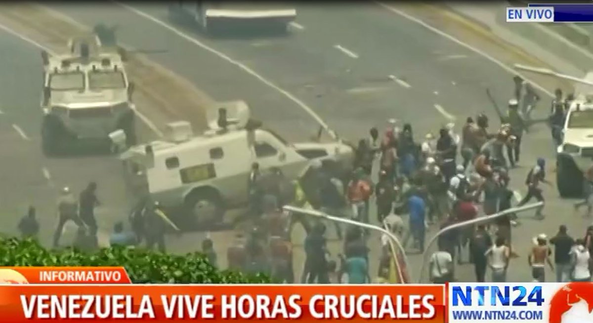 #ATENCIÓN | Ballena de la GNB arrolla a manifestantes en Caracas
Señal en vivo aquí → bit.ly/2Wfu5h1