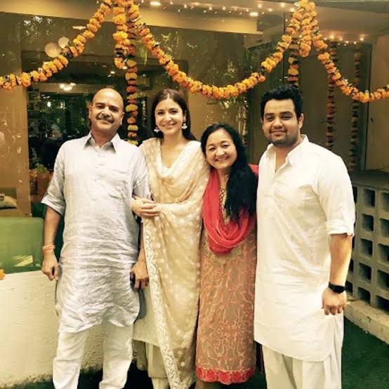 VirushkaWorld's tweet photo. A wife. A daughter. An actor. A producer.

May this year be filled with love, happiness and success @AnushkaSharma ❤️
#HappyBirthdayAnushkaSharma https://t.co/UWWUIoDrFD