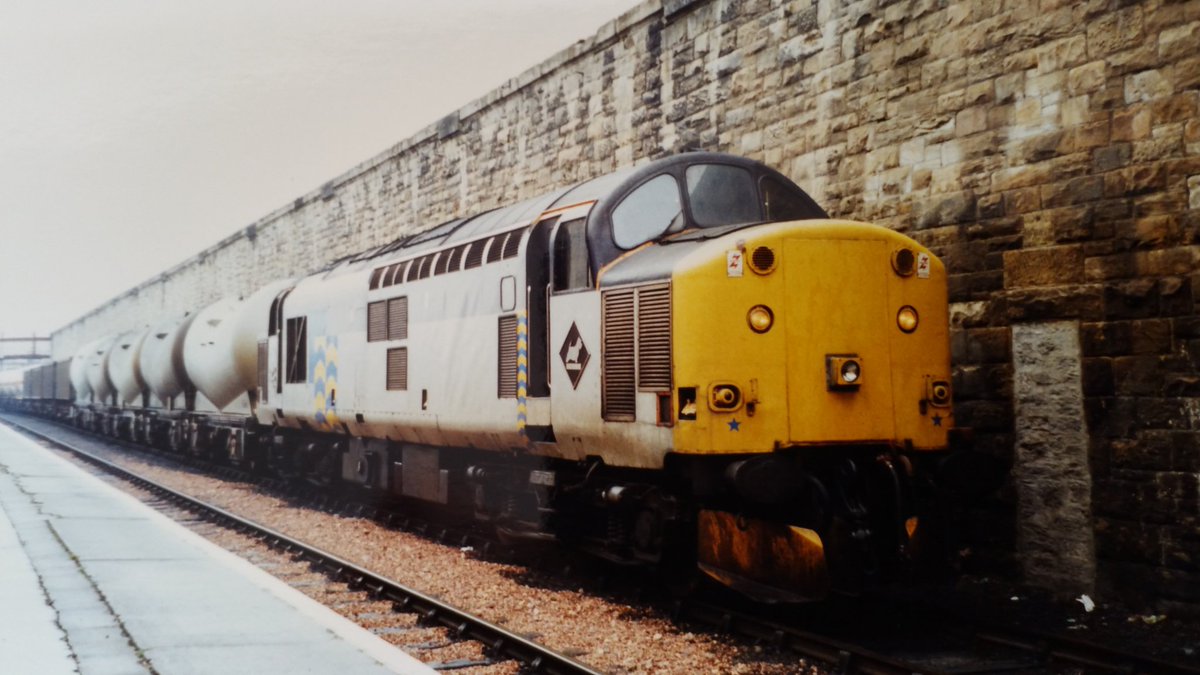 MarkTur05071887's tweet photo. Unidentified class 37 awaits departure from Perth station with a southbound enterprise service which started at Inverness .
photo taken in 1990 https://t.co/nLSS5R7xCy