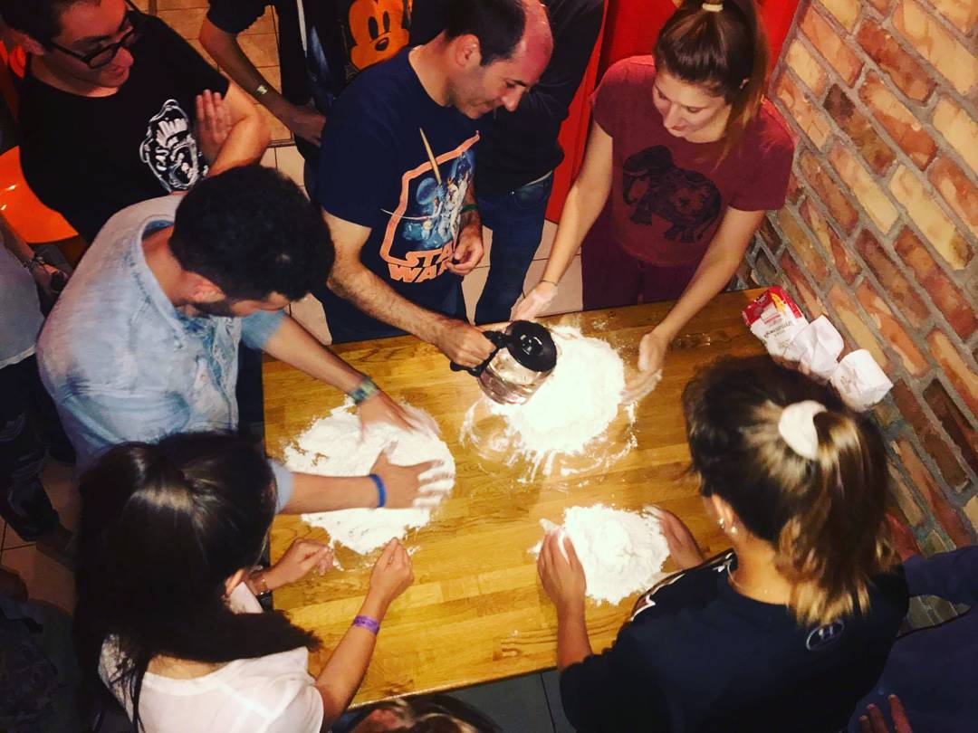 C'è modo migliore di conoscere nuove persone se non mentre si cucina? All'Oki Doki City Hostel di #Varsavia potrete prendere parte alle loro lezioni di cucina! 

👉 hwrld.co/2PFauEi