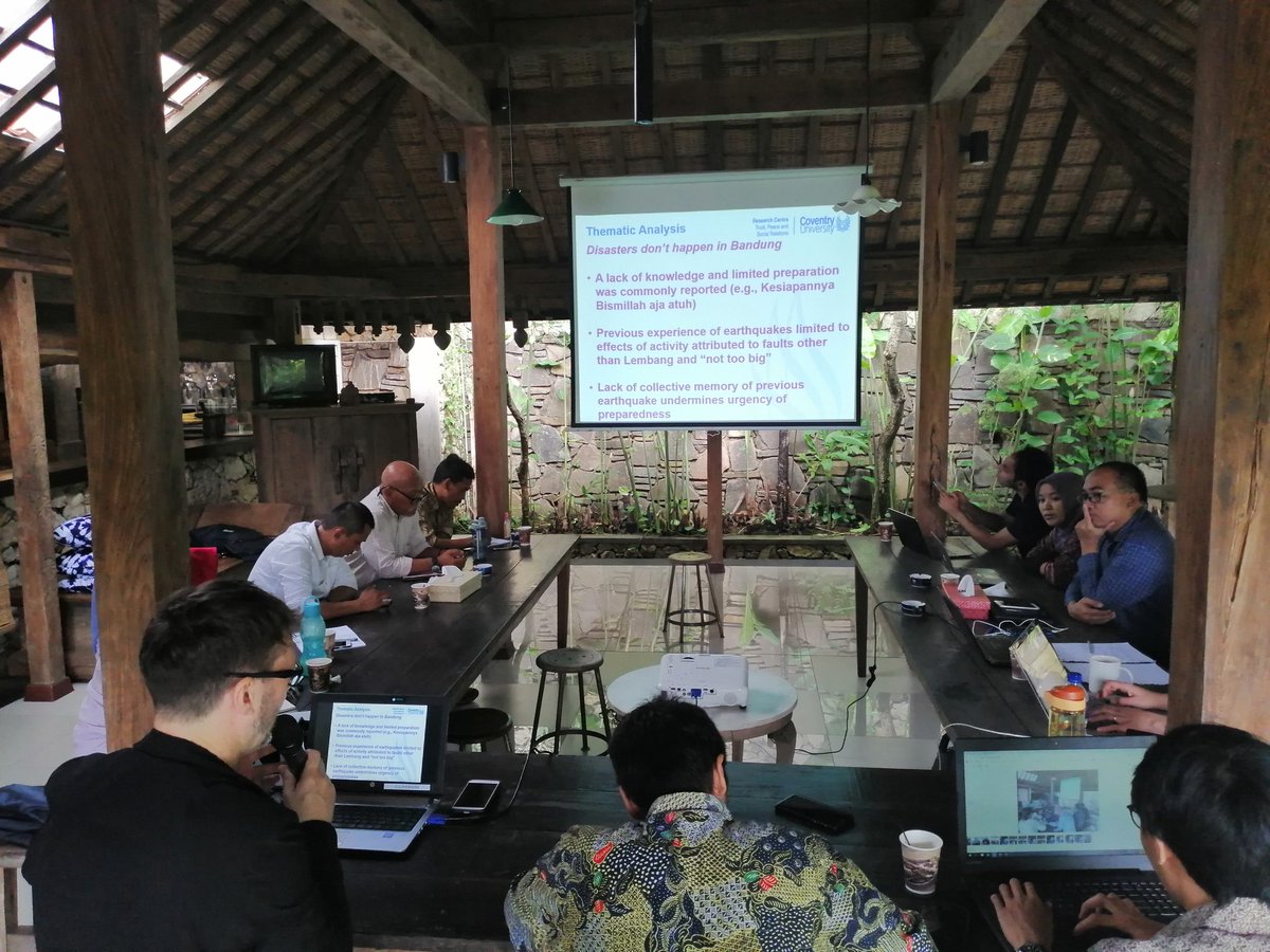 Hanifa27842431's tweet photo. Roundtable discussion of Seismic City Bandung with UK (Prof. Gavin - psychology, Emma-artist, Ekbal Hasan - Scientist/engineer, Jash-reconstruction) &amp; RDI, attended by local stakeholders and community. Interdisciplinary work that give different perspective. #humanizingscience https://t.co/VVvwUBsYr8
