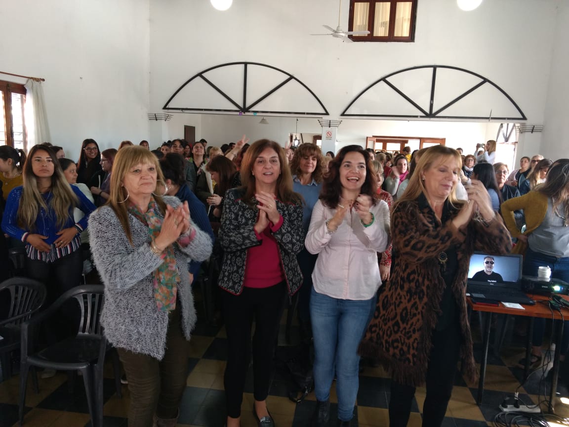 Hermoso encuentro de #LIDERESAS en #HuincaRenanco junto a <a href="/caritobasualdo/">Carolina Basualdo</a> y <a href="/Ale_Torres60/">Alejandra Torres</a>
