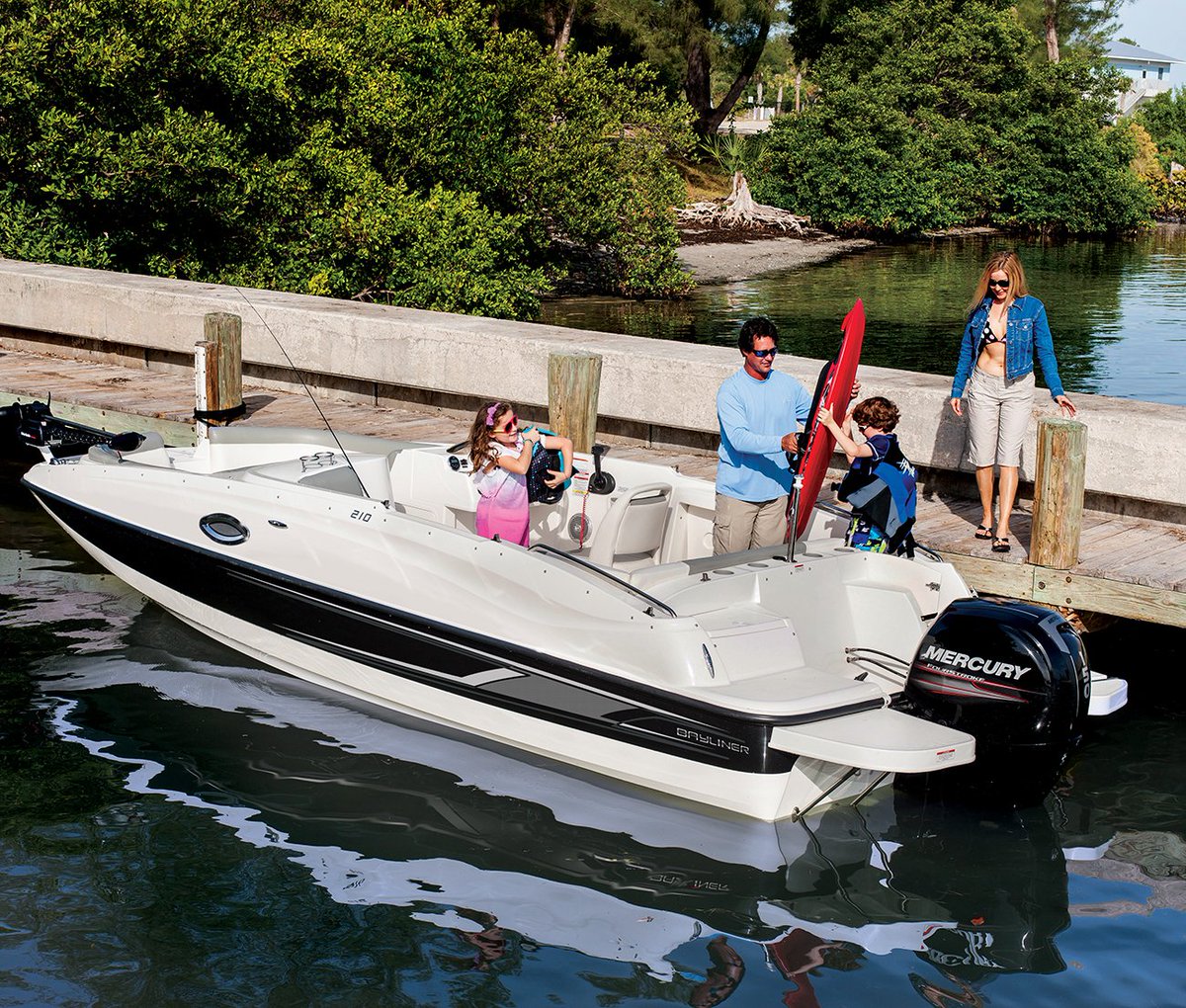 UnionMarineBoat's tweet photo. With summer around the corner, now is the time to get your family into a new Bayliner 210 Deckboat! 

#bayliner #unionmarine #deckboat #makememories #boatingseason #summerfun #pnwboater https://t.co/YhXZdfeAEl