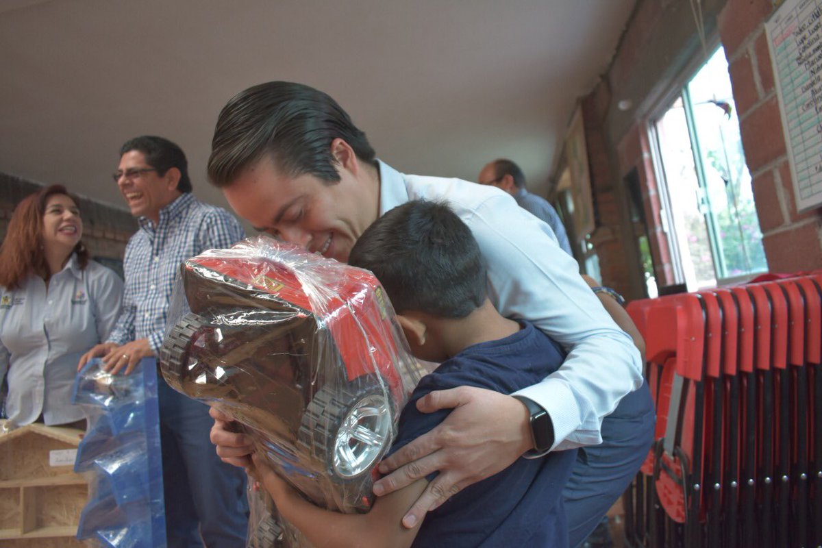 SEGOB_Queretaro's tweet photo. Los juguetes elaborados con madera, son resultado de la capacitación para el trabajo que han recibido las personas privadas de la libertad al interior de los centros penitenciarios, con miras a promover su #derechohumano a una adecuada reinserción social #YoConozcoMisDerechos https://t.co/pLcZNN3kKT