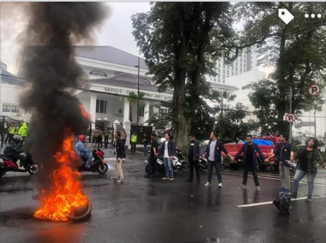 30April 2019.
Demo menentang Pemilu curang oleh mahasiswa aktivis UNPAD, Bandung.

By Weka.
#SitungKPURasaQuickCount 
#SaveOurDemocracy