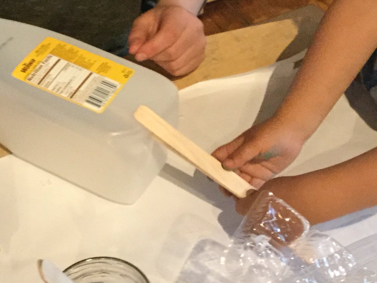 VoyagersPreK's tweet photo. #VoyagersPreK using #looseparts to create possibilities and invite creativity. This type of open-ended play encourages problem solving and inspires child-centered work. #VoyagersCreativity #reggioemila https://t.co/LlvI6kOLdf