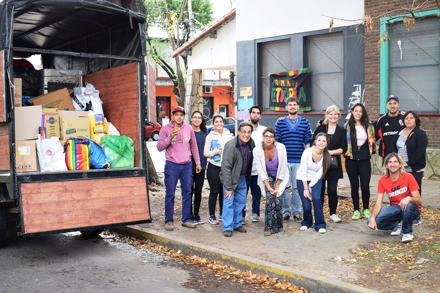 Marc76Marcos's tweet photo. Se comienzan a formar cooperativas para juntar y clasificar  residuos. Con  ayuda de transportistas del barrio fuimos a Nimirruda, donde todavía no se dan cuenta de la gravedad de lo que nos pasa. #UltimatumUBA #nuevaestecia 
 [Crédito real: Movimiento Etiopía. Unos grosos!!!] https://t.co/FwlecNnkM5