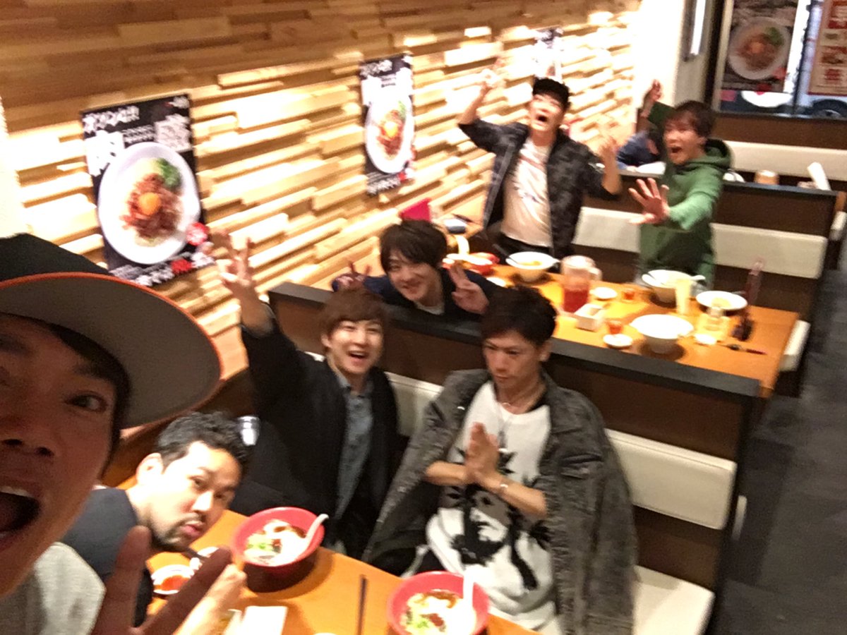 GRANDCOLORSTONE's tweet photo. 令和元年。
おめでとうございます！

記念のRポーズをお納めください(笑)

毎年年越しをしてる名古屋で
まさか元号まで越すとは思わんかったけど
そういう縁がある土地なんやなぁ

令和一発目のラーメンが
名古屋で一風堂…
まぁ美味いしええか(笑)

#GRANDCOLORSTONE
#そよかぜ 
#クレビ https://t.co/rT73glzry0