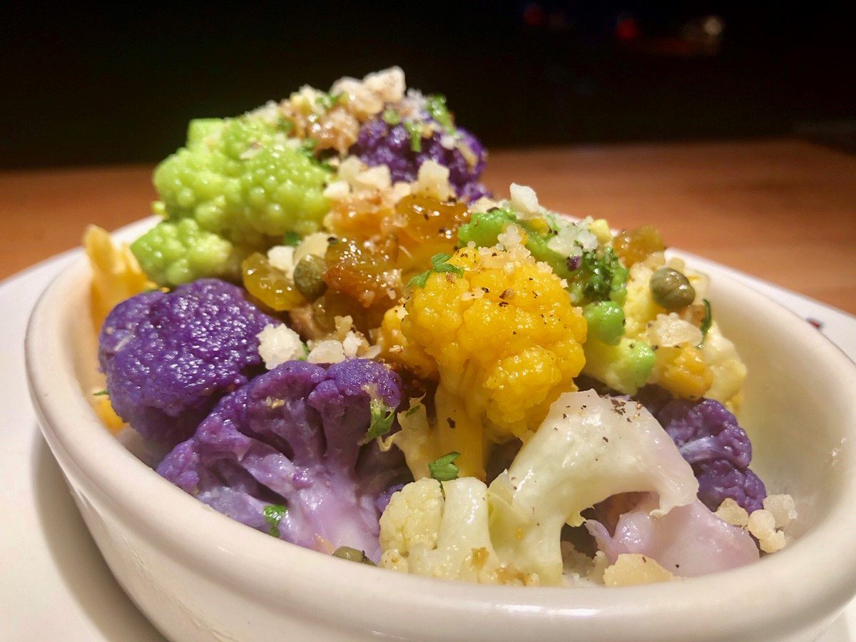 GetFreshProd's tweet image. Refuse to be boring! Bandera Restaurant (Chicago) takes traditional cauliflower up a notch with this stunning presentation of Rainbow Cauliflower.
.
#tuesdayfeature #banderarestaurant #hillstonerestaurantgroup #freshiseverything #Foodies