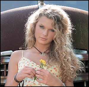 aceofpages's tweet image. If you told 2008 me that these two would be doing a music video together, I would have been like, are you sure?
#TaylorSwiftApril26