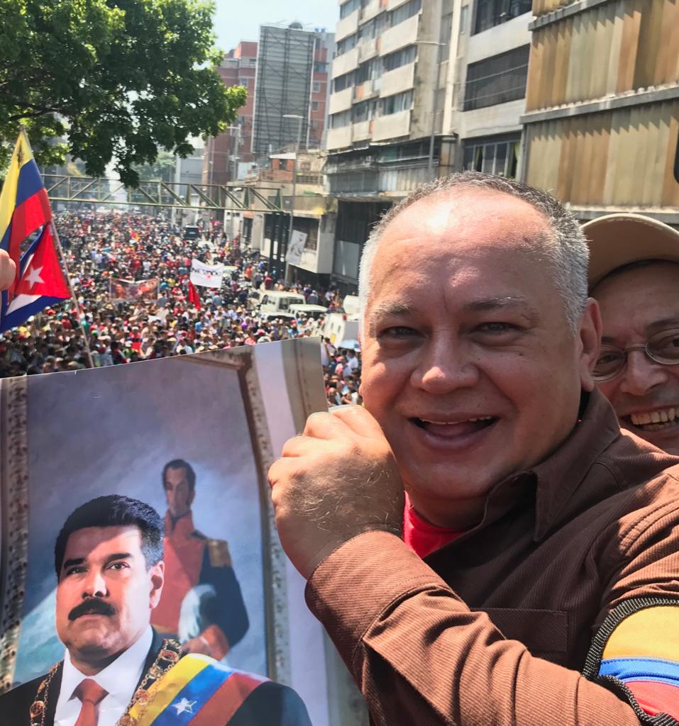 #FOTO Desde Miraflores junto al pueblo, en defensa de la Patria, en defensa de la Paz y de nuestro hermano Presidente <a href="/NicolasMaduro/">Nicolás Maduro</a>. 🇻🇪

<a href="/dcabellor/">Diosdado Cabello R</a>

#PuebloEnMirafloresConMaduro