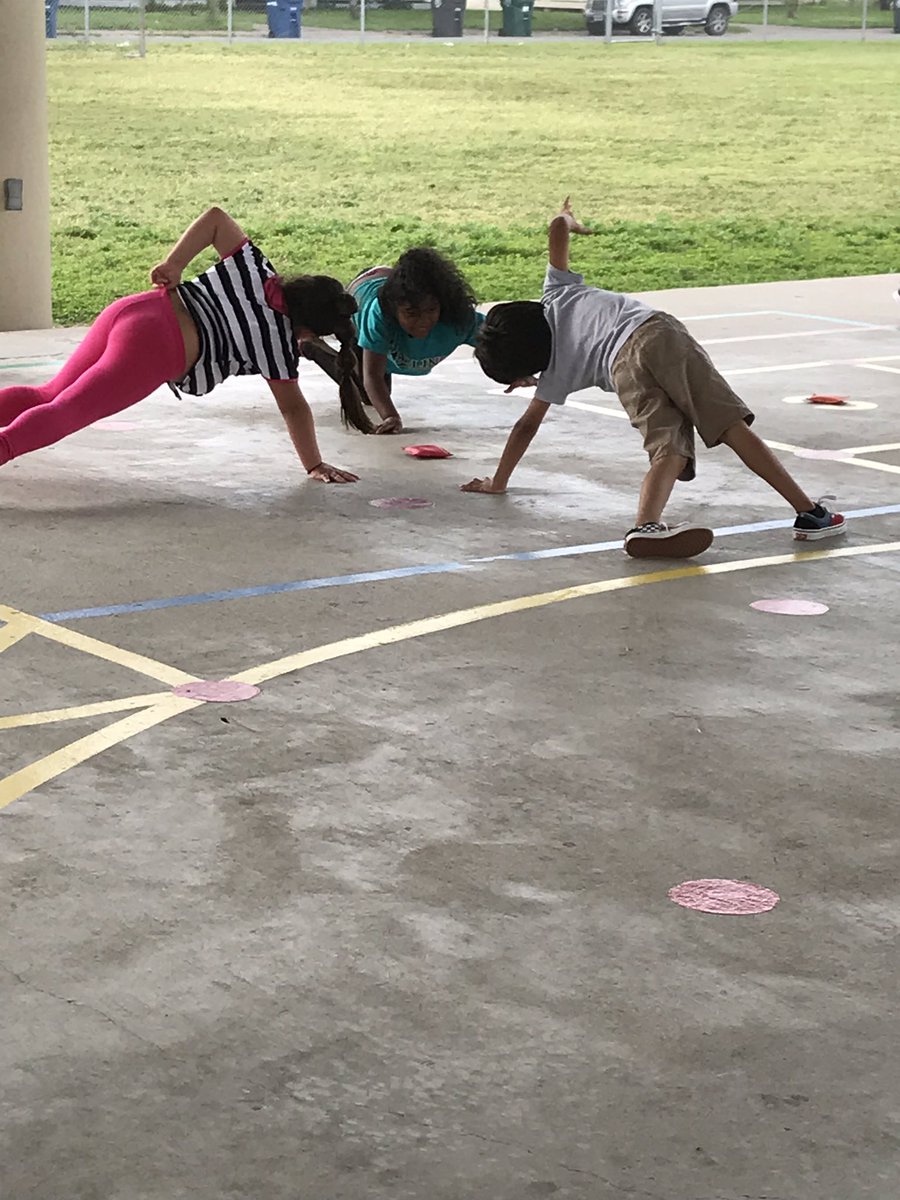 CoachJmac5679's tweet image. First Grade fitness stations: push ups, crab walk, plank toss, curl ups! #HealthyTexasWeek  #houstonpawpride
