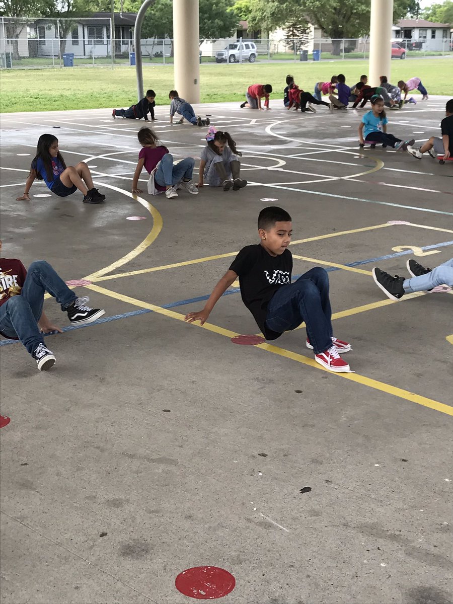 CoachJmac5679's tweet image. First Grade fitness stations: push ups, crab walk, plank toss, curl ups! #HealthyTexasWeek  #houstonpawpride