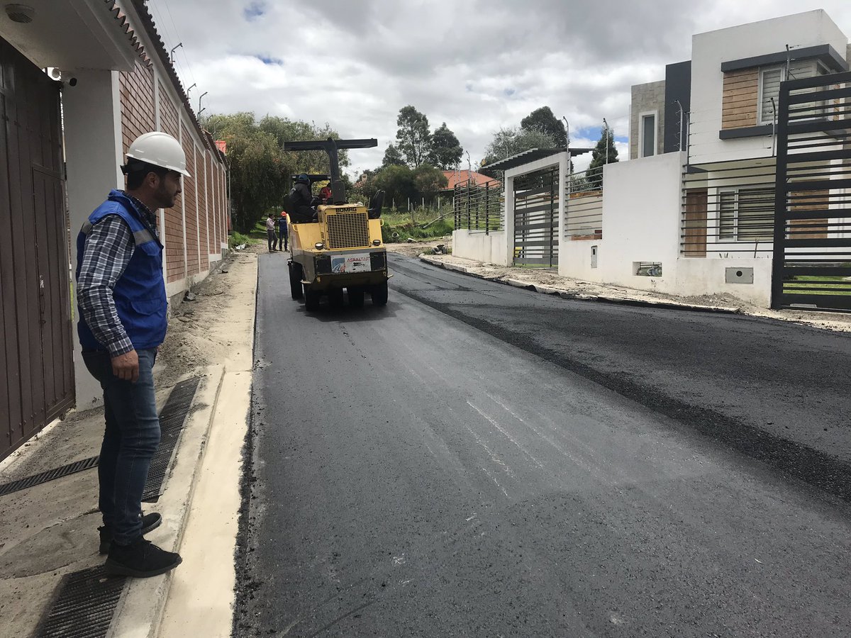 AsfaltarEP's tweet photo. ¡Vamos por buen camino! 🚘

Con nuestro programa “Mi Contribución, Mi Vía” seguimos asfaltando las calles de la parroquia Ricaurte. Junto a @AzuayPrefectura mejoramos la vialidad de la provincia. https://t.co/iO33Pbw64T