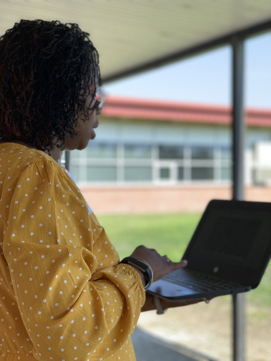 Devem's tweet photo. Video reading responses, book reviews, to explain thinking, or reflection! Student Voice! Teachers @BeaufortCoSchNC are learning this and more #flipgrid #videoediting #screencastify #pd2pl #SAMR #love2learn #AppleClips #embracingthedigitalmindset how we do it! All at CMS today! https://t.co/VCQZDsp0cB