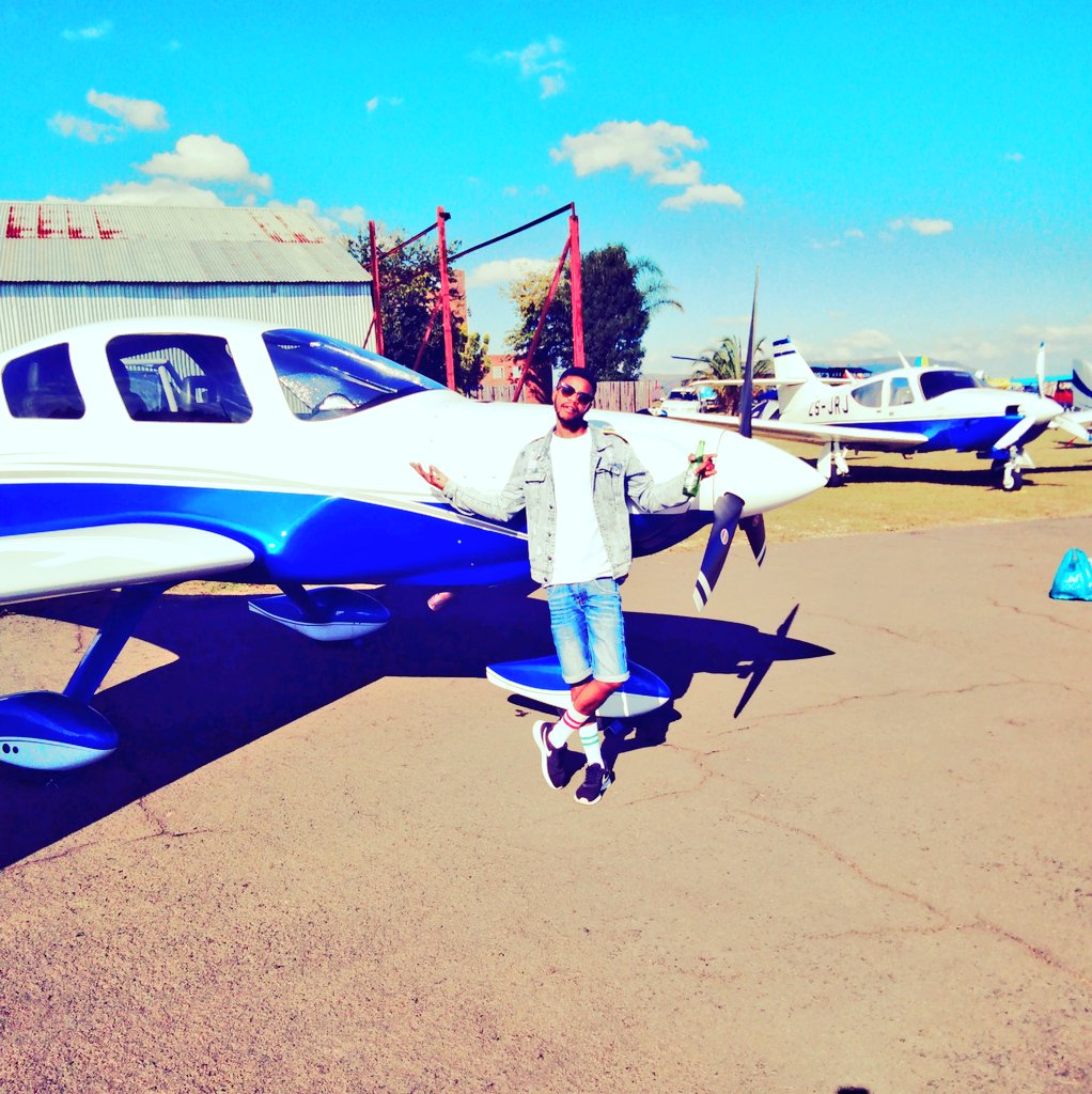M8Beats04_SA's tweet photo. About last weekend📸 🔥🚁🚁🛩️✈️
#VryheidAirport #vryheidVintageClub #M8beats@DAE #TuesdayThoughts #OurLandAndJobsNow #VoteEFF08May2019 #JobSeekersSA #GameofThrones #GameofThronesseason8episode3 #slikouronlife #CICinFreeState #unseenproducers #privatejets #VintageClub https://t.co/2NrFJmPThD