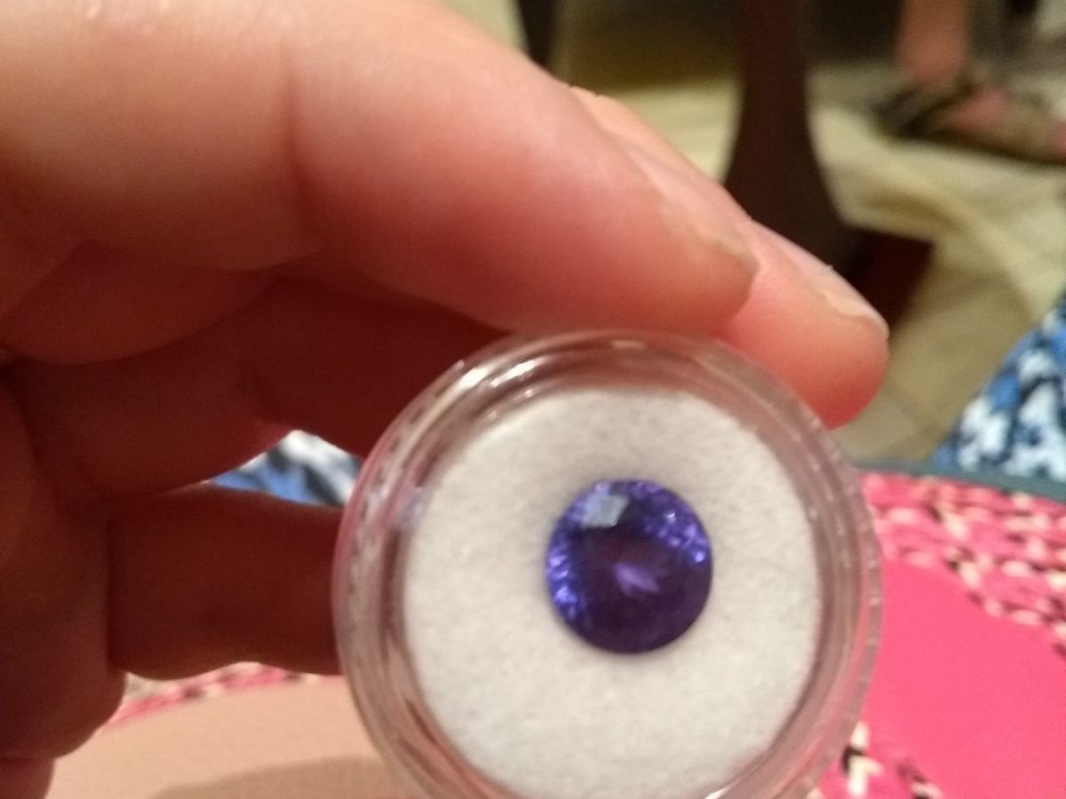 Have you seen this precious jewel? It was stolen along with a necklace and cash in a burglary at a home in #WisboroughGreen. We would love to reunite the owner with the jewellery as it is of sentimental value. Please RT to spread the word.

socsi.in/DKHxu