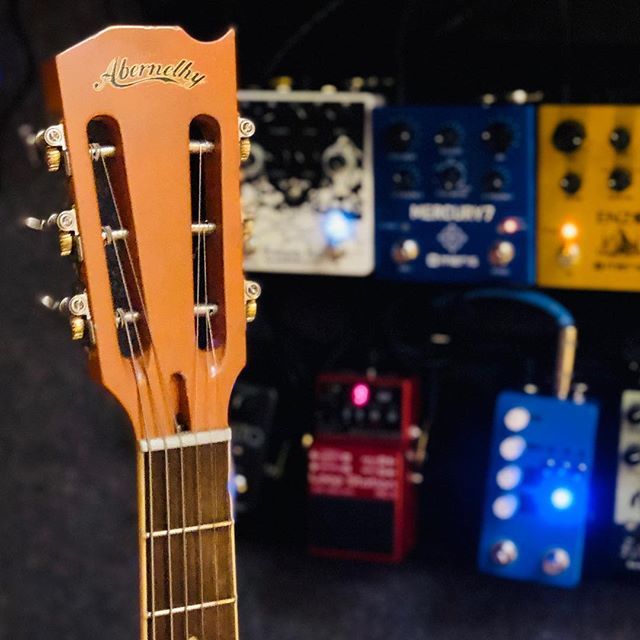 Slotted Headstock or GTFO. .
.
.
.
.
#pedalboardoftheday #pedalboard #pedal #meris #oldbloodnoise #earthquakerdevices #hologramelectronics #montrealassembly #1981inventions #quiettheory #abernethyguitars #airstraps #tcelectronic #ernieball #redpandaeffec… bit.ly/2UR6FNx