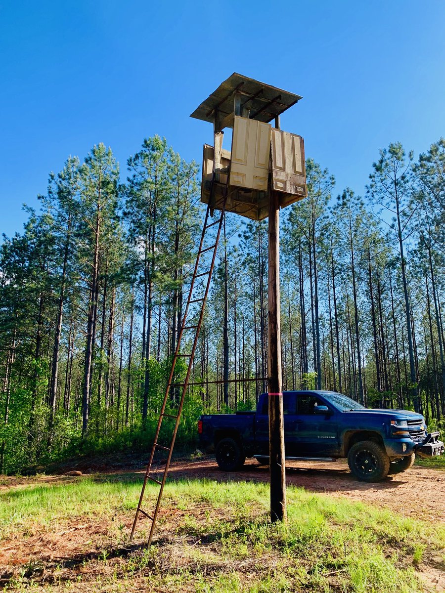 countrytracts's tweet photo. #treestandtuesday Well if there ain’t a tree where you want your stand, I guess there is no rule against using half a telephone pole and an old door cut in half. #treestand #redneckingenuity #woods #land #hunting #boxblind https://t.co/EPssVQdSyM