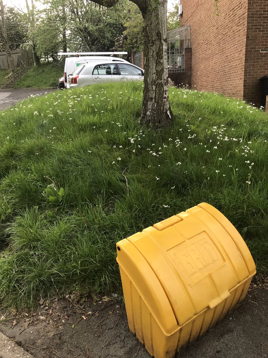 76gba's tweet photo. Spot the difference between @YourGuinness maintained landscaping and ‘other’ maintained landscaping #useless https://t.co/aLHVTSbKjs