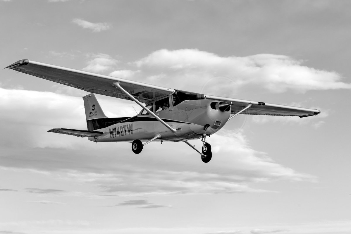 UpperLimit's tweet image. "People say that pilots are arrogant.That they always think they are right. But if someone mentions that they are a pilot most people will give them more respect and trust there word. Because even in a world where machines fly overhead unnoticed someone who can fly is impressive"