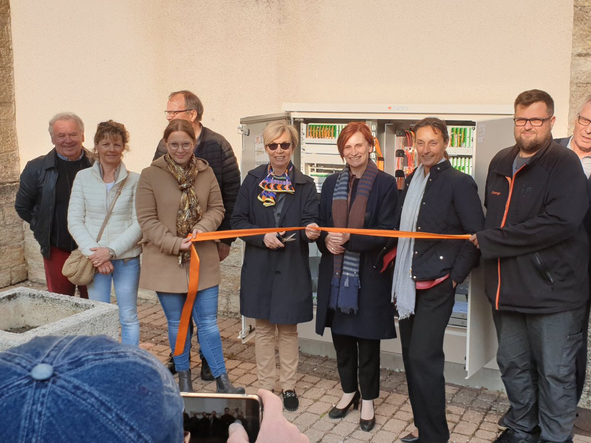 OrangeBFC's tweet photo. Orange fête les 1ers foyers raccordés à la #fibreOrange à #Daix où plus de 500 logements et entreprises de la ville sont éligibles. A @DijonMetropole, plus de 103 000 foyers sont raccordables à la Fibre Optique 👍 https://t.co/XRMYHghtak