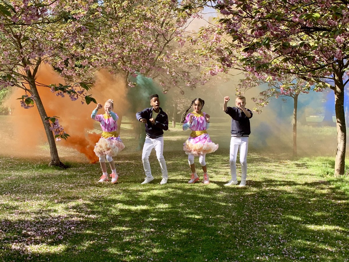 Who is listening to the new KIDZ BOP single #Sunflower 🌻 in the sunshine ☀️ bit.ly/kb_music