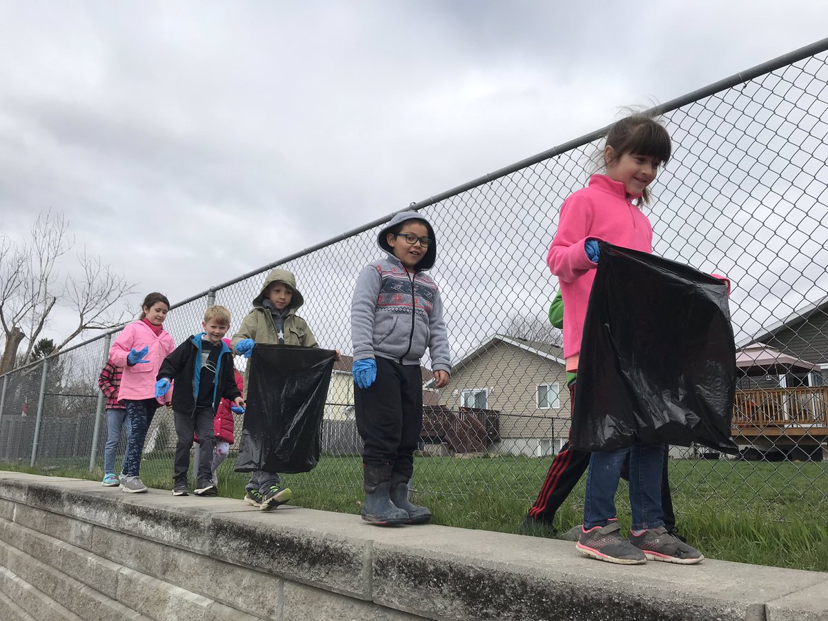 MissHazell1's tweet photo. #trashbash2019 round two @ON_EcoSchools  @alcdsb  @alcdsb_rosa @QuinteTrashBash https://t.co/DKoltGoKVt