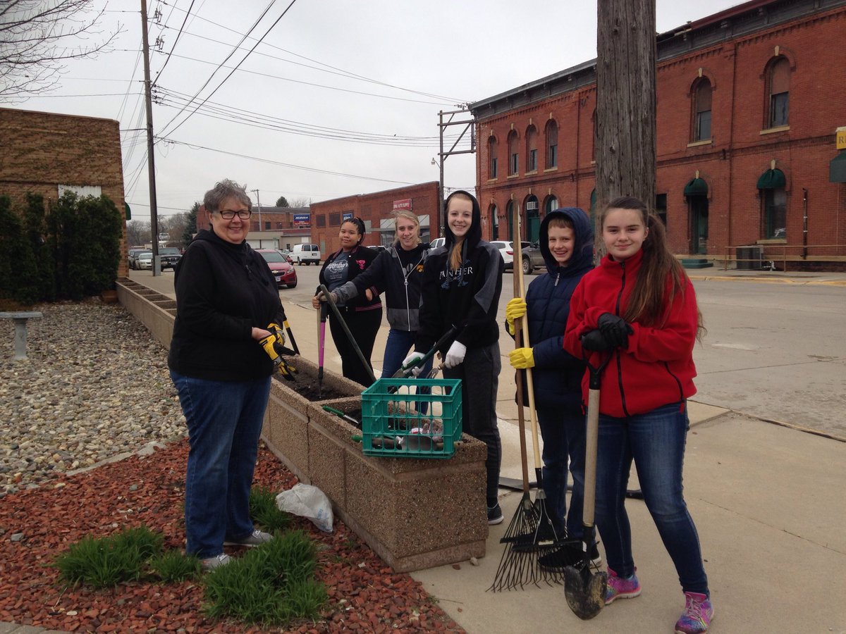 GayleStrom1's tweet photo. St. Mary's was proud to participate with ⁦@BVUPres⁩ and  ⁦@BuenaVistaUniv⁩ for #buenafication activities!  Thanks for the hard work and enthusiasm for service to our community! #SMCharacter https://t.co/Rw3wOOCMEA