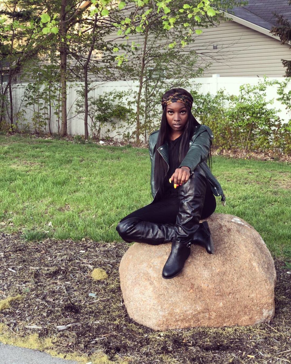 ThatLitBitchhh's tweet photo. Did a mini shoot at school yesterday. 🤩 I’m so proud of me and my growth, nothing nor no one will stop me from getting to the top ! 💋💋 #melanin #determined #model #commericalmodel #blackgirlsrock #littylee #photoshoot #fierce #confident #mtm #indy #allblack https://t.co/osdJvzLExX