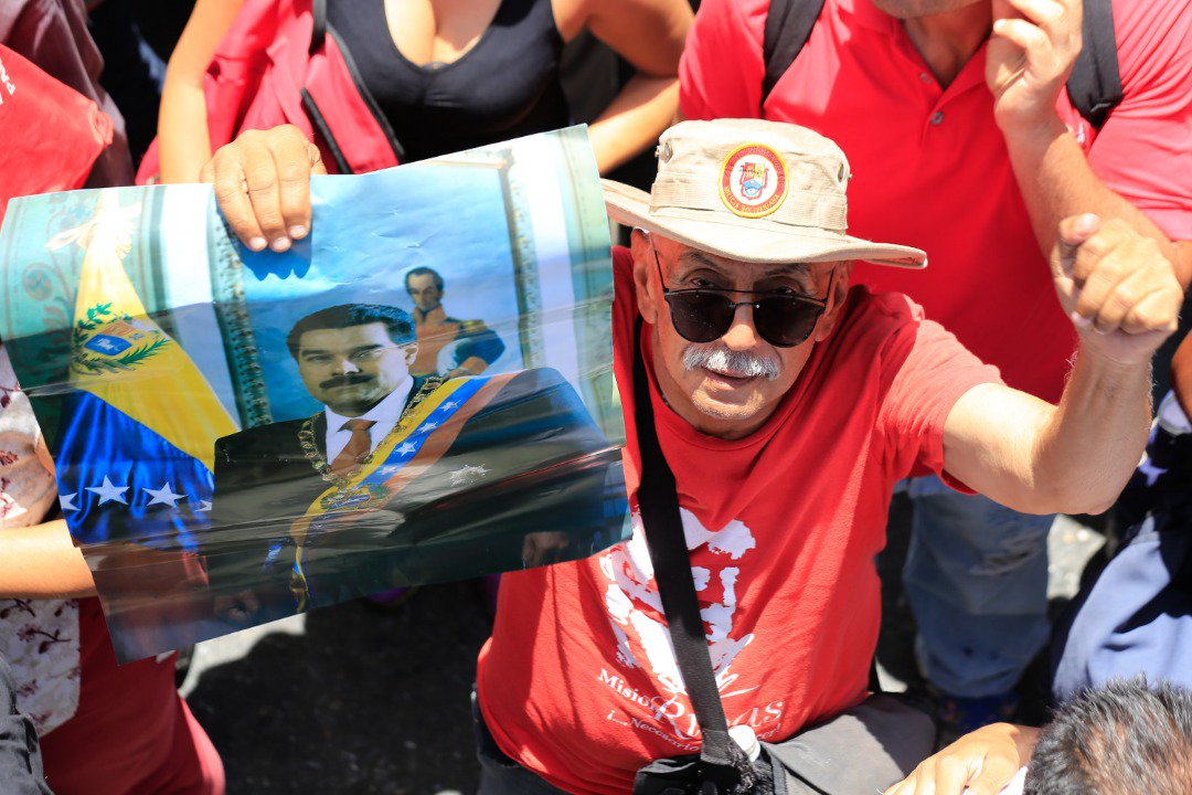 teleSURtv's tweet photo. Mientras la derecha asedia la Base Aérea La Carlota, el chavismo se concentra en las inmediaciones del Palacio de Miraflores en rechazo al golpe y en defensa de la Constitución https://t.co/D2tPnRDypy