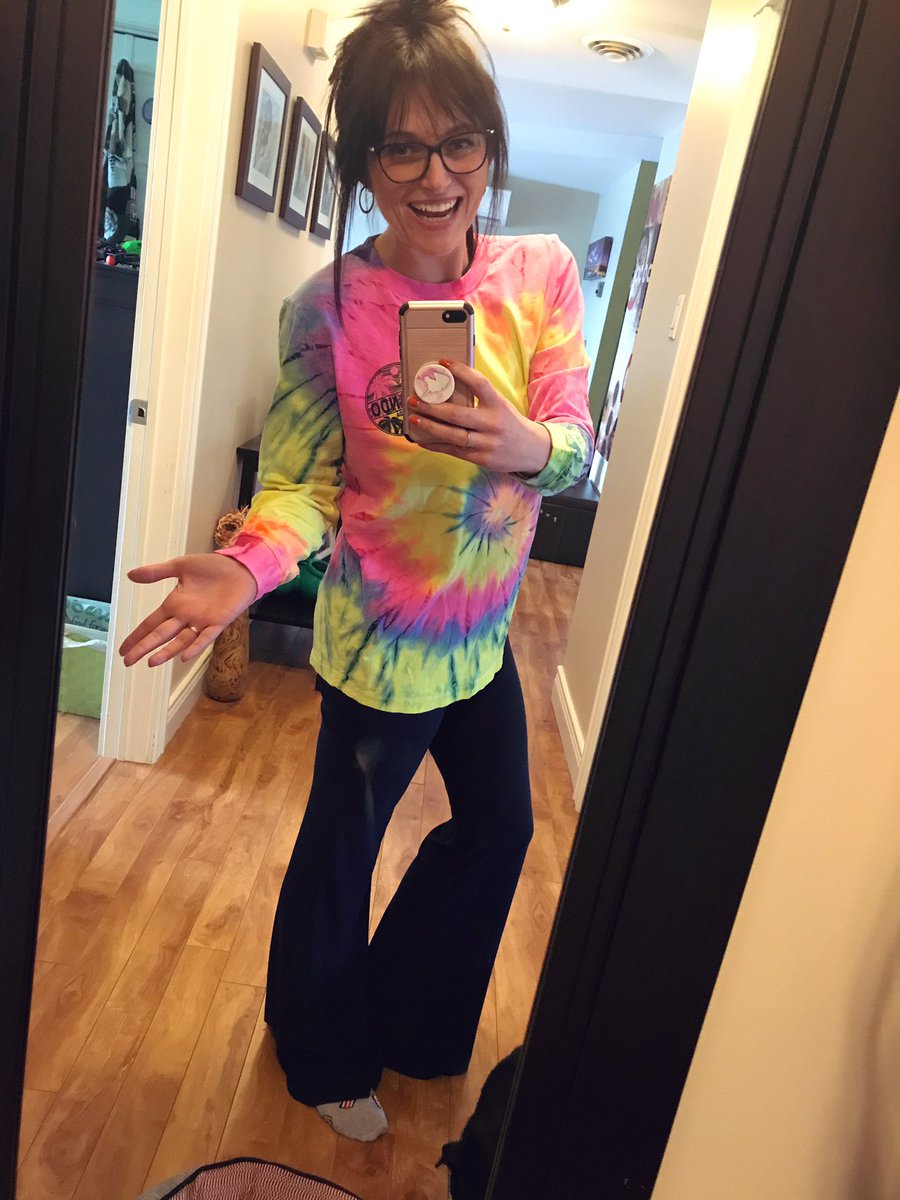 Not even in the door 5 mins and already in joggers and a sports bra ... Anyone else this lazy? lol #lazyoutfit