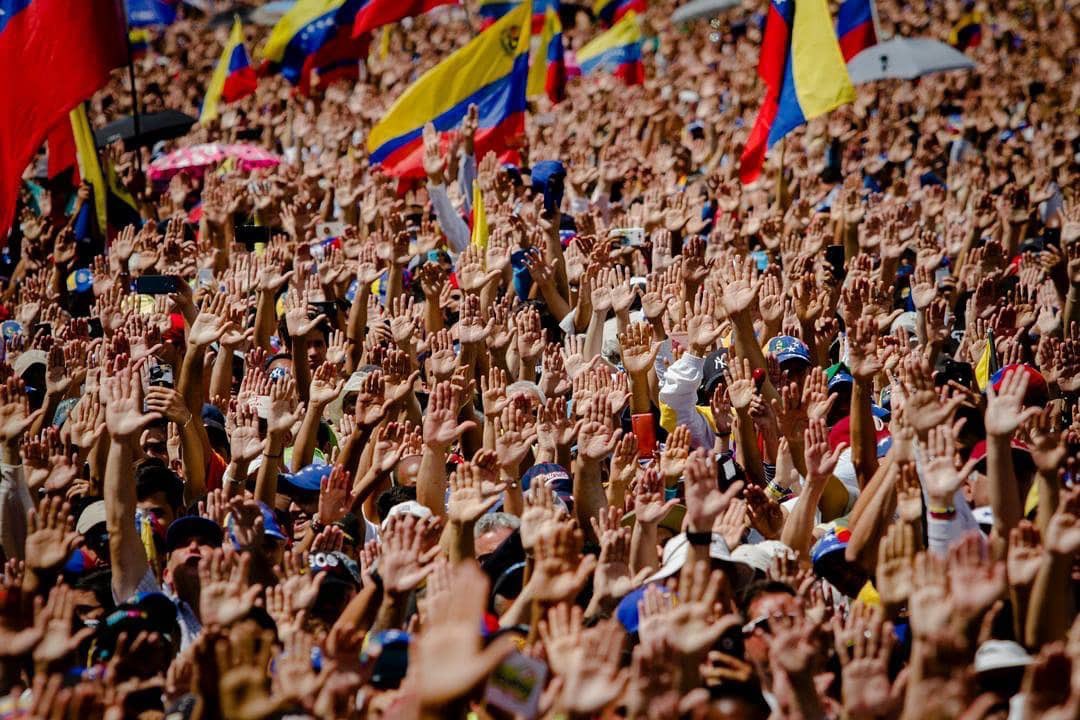 EmilioEstefanJr's tweet photo. Venezolanos NO ESTÁN SOLOS!  VENEZUELA ESTAMOS CONTIGO!!! Hoy es un día determinante e importante para la historia y la libertad!!! No solo la libertad de Venezuela, también Nicaragua y Cuba! El principio y derecho a la LIBERTAD le pertenece a cada ser humano!VAMOS #VENEZUELA! https://t.co/c7KjdSGPDP