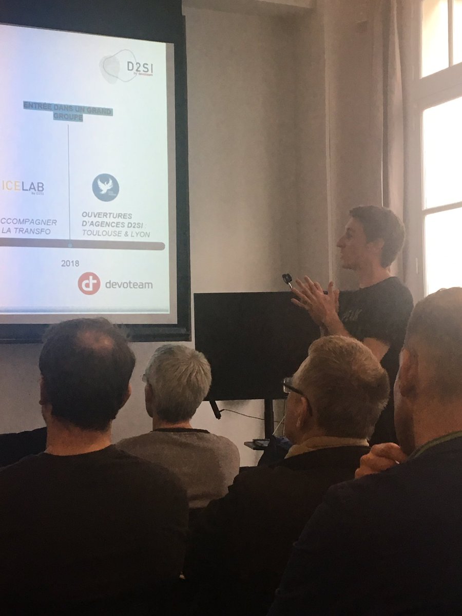 chachou_techu's tweet photo. Talk Romain au Meet up AWS ! Présentation des formations AWS, @d2si Partenaire ! #d2si #paris #user #aws https://t.co/qs8Z18NynH