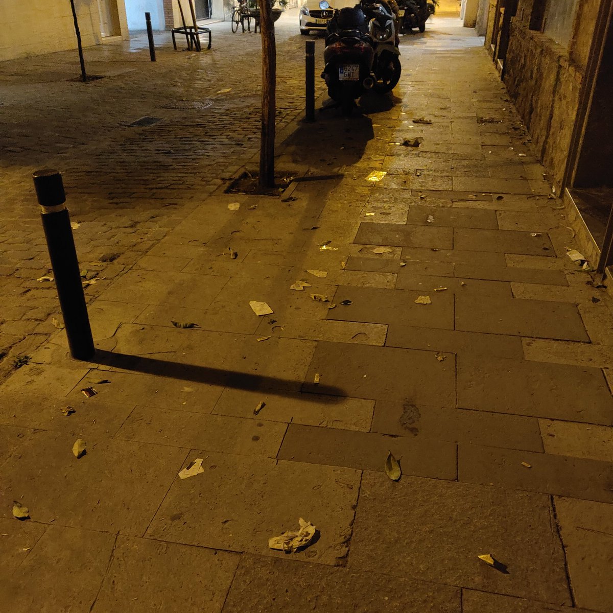 BCNoNeta's tweet photo. 30-04-2019, 23:30 hores, La Sagrera, Carrer Monlau @BCN_Ecologia @bcn_ajuntament @empanat @AdaColau @janetsanz @G_Pisarello #empanat #espavilat #brutícia https://t.co/jFSI7btcWF