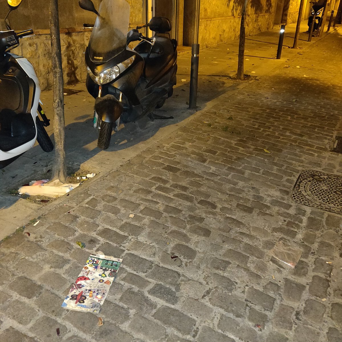 BCNoNeta's tweet photo. 30-04-2019, 23:30 hores, La Sagrera, Carrer Monlau @BCN_Ecologia @bcn_ajuntament @empanat @AdaColau @janetsanz @G_Pisarello #empanat #espavilat #brutícia https://t.co/jFSI7btcWF