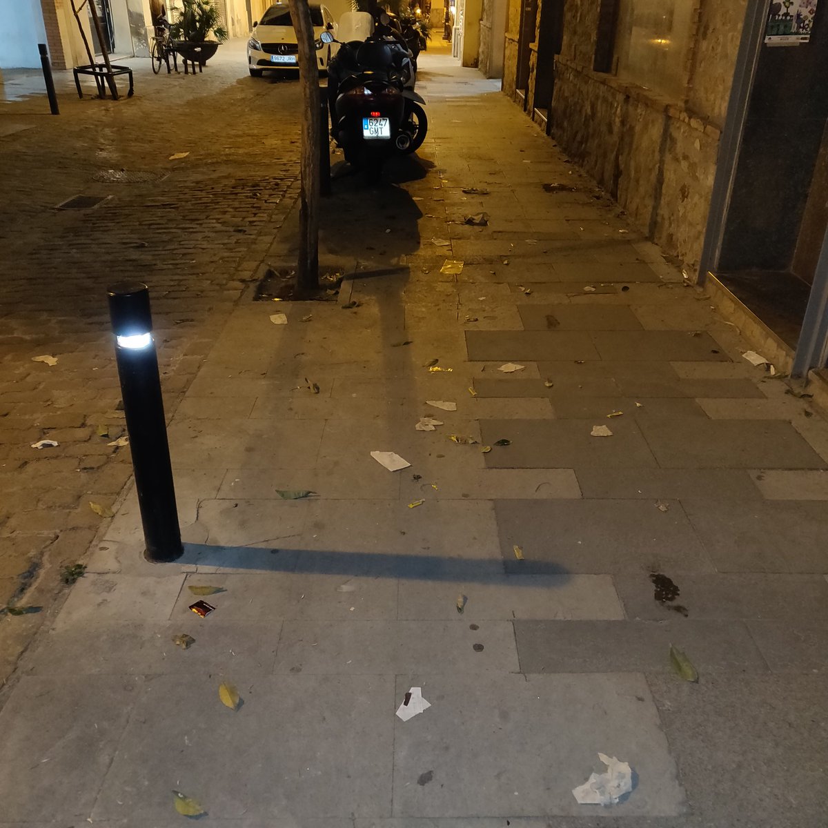 BCNoNeta's tweet photo. 30-04-2019, 23:30 hores, La Sagrera, Carrer Monlau @BCN_Ecologia @bcn_ajuntament @empanat @AdaColau @janetsanz @G_Pisarello #empanat #espavilat #brutícia https://t.co/jFSI7btcWF