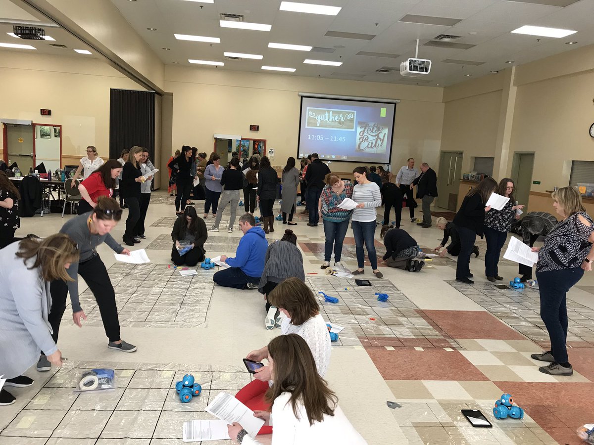Harrow_C's tweet image. Collaborating and problem solving at its finest—our @UCDSB teachers have been challenged to code Dash to remove and separate trash and recycling from the ocean, while protecting our sea creatures. #ucdsb #codingintheclassroom #engaginglearningexperiences