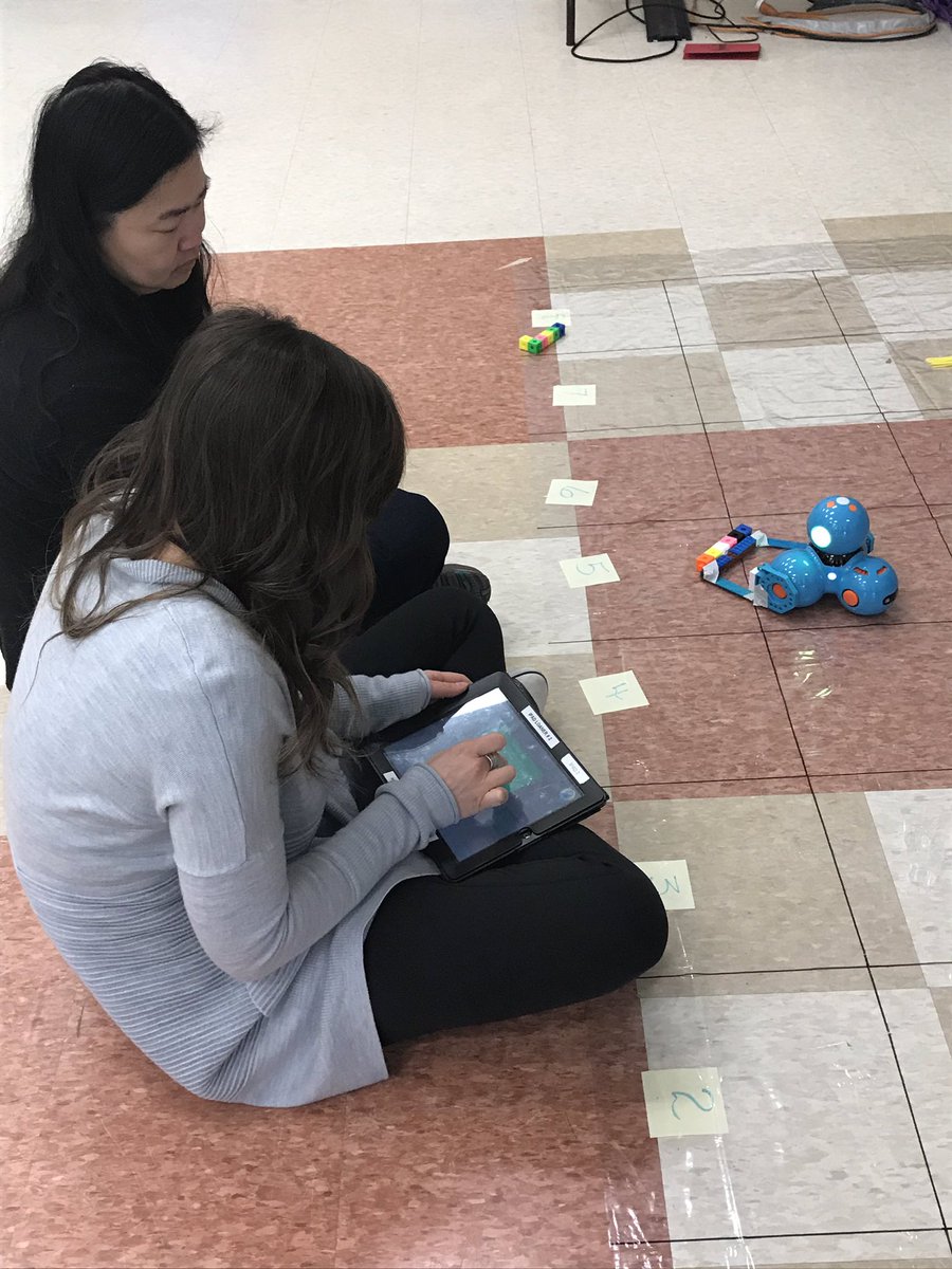 Harrow_C's tweet image. Collaborating and problem solving at its finest—our @UCDSB teachers have been challenged to code Dash to remove and separate trash and recycling from the ocean, while protecting our sea creatures. #ucdsb #codingintheclassroom #engaginglearningexperiences