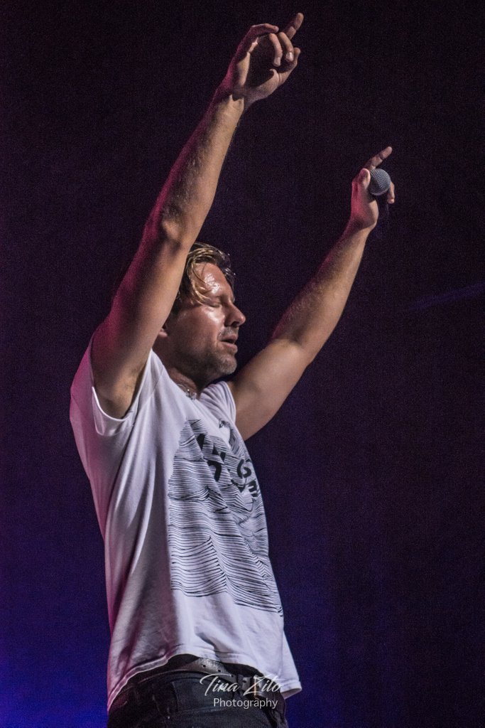 onamusicalnote's tweet photo. "We were meant to live for so much more" - Jon Foreman

You can't help but feel like you're in this hypnotic trance when @jonforeman and @switchfoot hits the stage. They put so much emotion into each and every show. @fordampconey  #jonforeman #switchfoot #concertphotography https://t.co/IvQ6pwVpcG