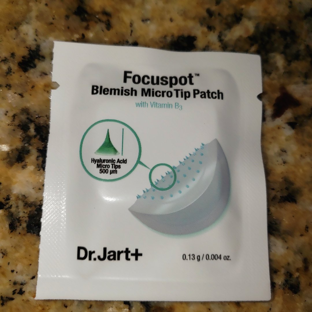 Soseductive2025's tweet photo. This Focuspot Blemish Micro Tip Patch by Dr. Jart+ is a game changer! The little microneedles really get to work on pimples! I plan on using this every time I get a blemish from now on to prevent any scarring. I highly recommend to save your face! Received complimentary to test. https://t.co/txiGLb5Yk1